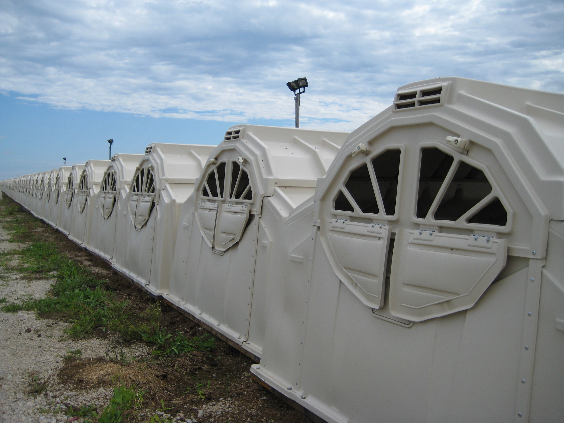 Lang række MultiMax-hytter set fra bagsiden