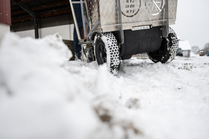 Auf diesem Foto wird ein MilchTaxi über Schnee und Eis gefahren.