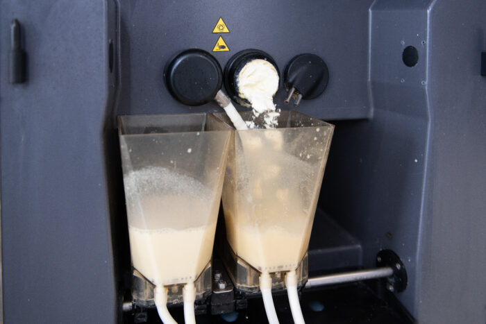 Dieses Detailbild zeigt zwei Anmischbehälter des CalfExpert. Der Vollmilch wird Milchpulver beigefügt.