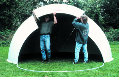 This picture shows two farmers fixing the middle igloo element.