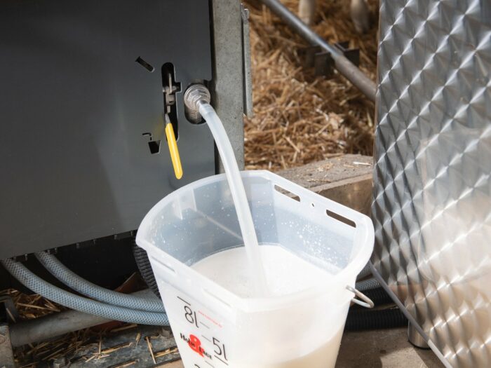 Milch abfüllen mit dem Milchzapfventil Dieses Detailfoto zeigt das Milchzapfventil an der HygieneStation.