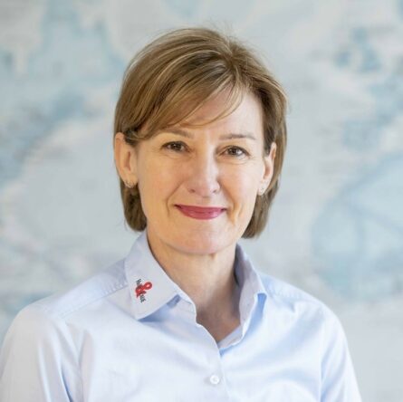 Gesa Holm Gesa framför kartan