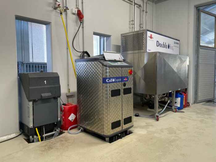 Una amamantadora automática CalfExpert con dos estaciones y el tanque de leche fría DoubleJug