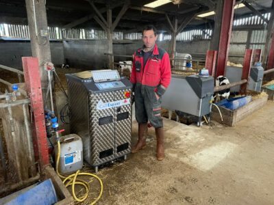 奶牛场经理 Fabrice Thouzot 与他购买的新款 CalfExpert 机器