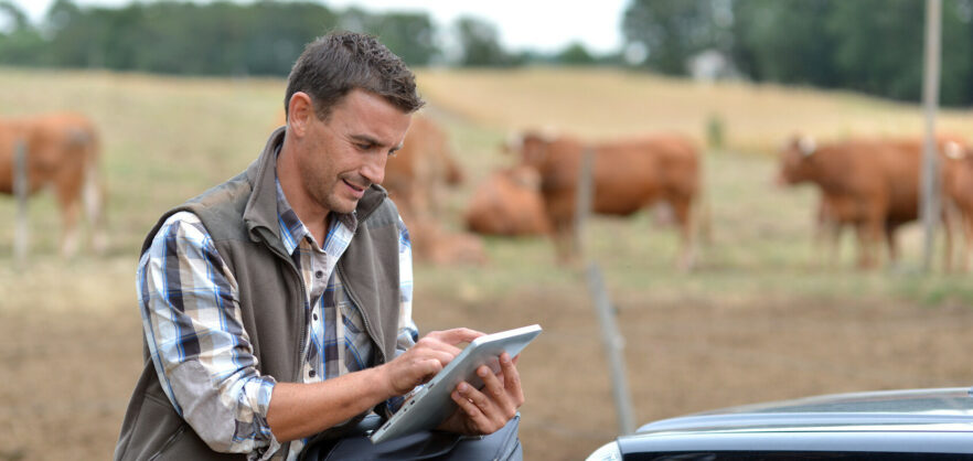 Landwirt mit iPad