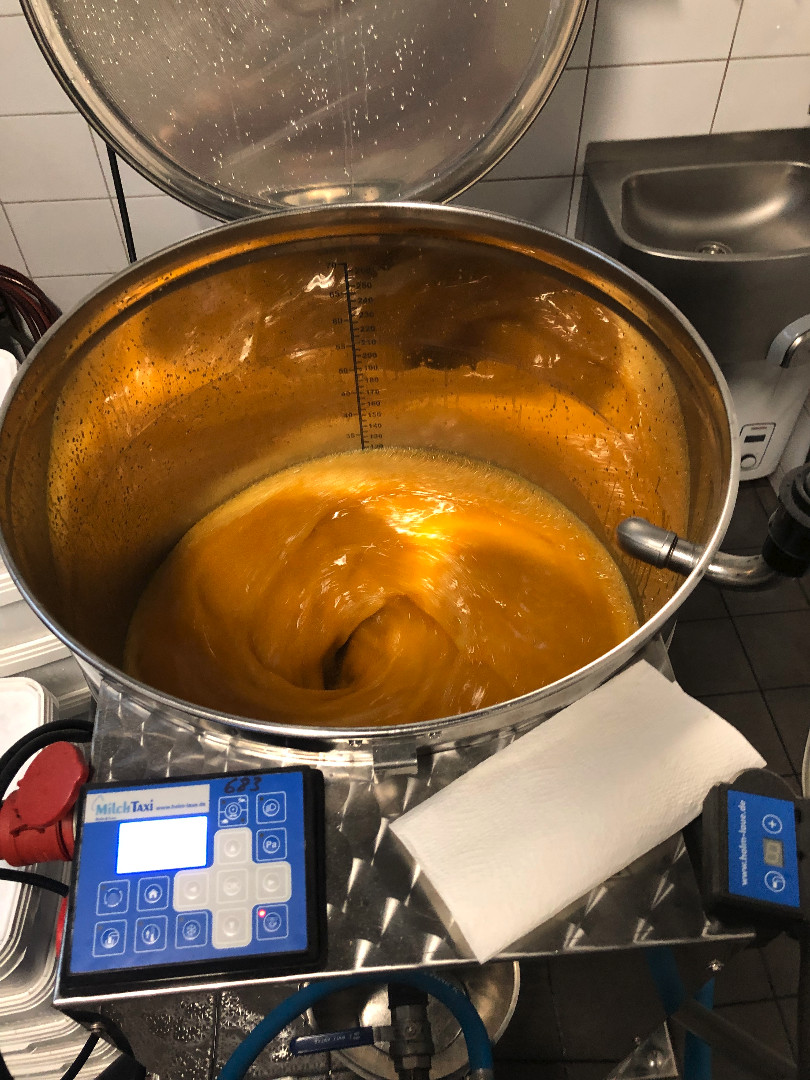 Das MilchTaxi mischt eine homogene Mango-Maracuja-Sorbet-Eismasse