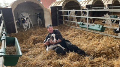 Henrik Einarsson mit Kalb