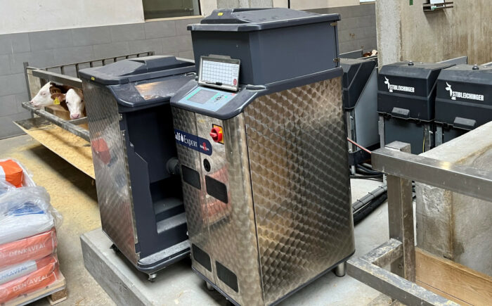 Ein zweiter Pulverbehälter beim CalfExpert zur Fütterung zwei verschiedener Milchaustauscher.